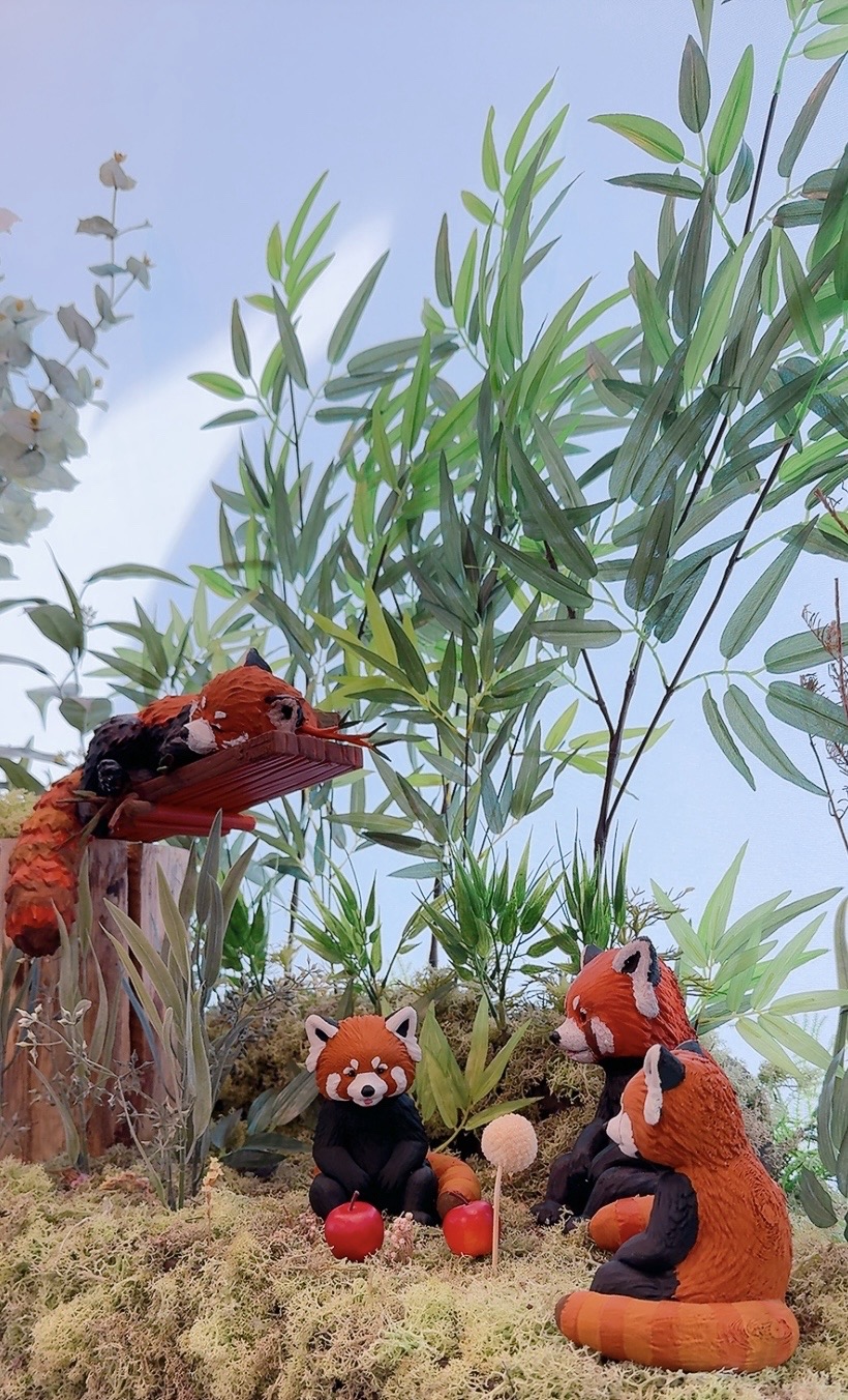 3Dプリンターで制作したレッサーパンダと草花でつくった小さな森